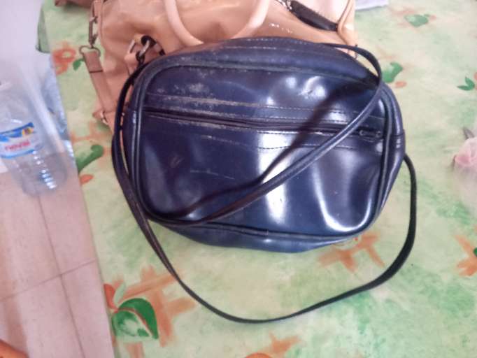 REGALO se regala bolso color oscuro  2