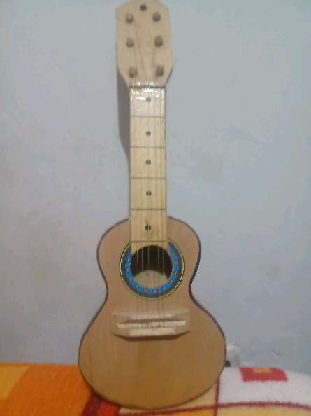 REGALO guitarra pequea 1