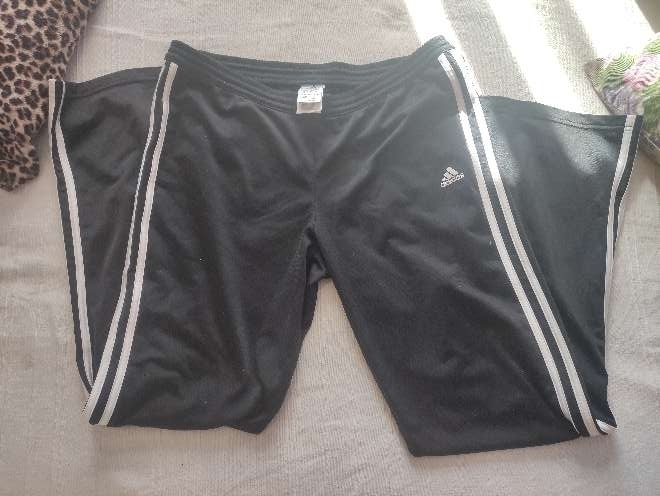 REGALO pantalón Adidas negro original REGALO pantalón Adidas negro original