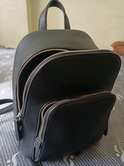 REGALO mochila cuerina negra  1