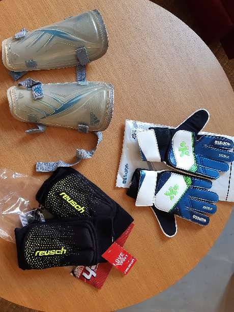 REGALO Guantes de portero, espinilleras y coderas. REGALO Guantes de portero, espinilleras y coderas.