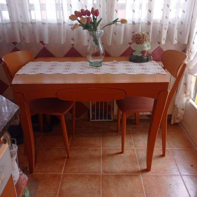 REGALO mesa de cocina 2 sillas y taburete alto 3