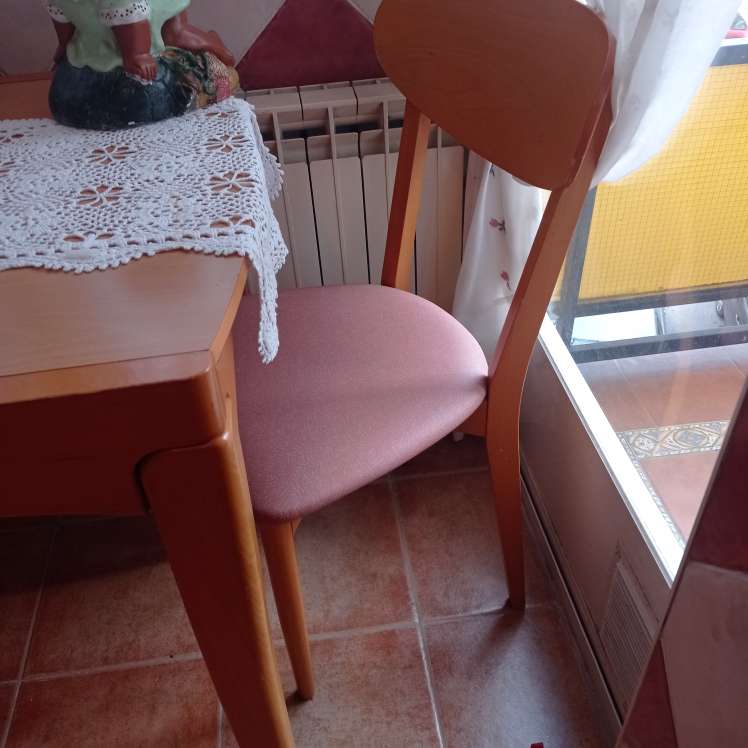 REGALO mesa de cocina 2 sillas y taburete alto 2
