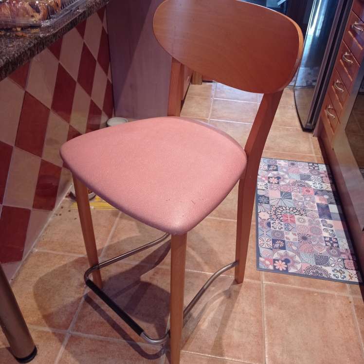 REGALO mesa de cocina 2 sillas y taburete alto 4