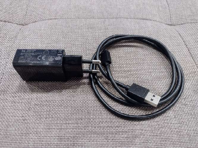 REGALO Cargador BQ con Cable de Carga Micro USB