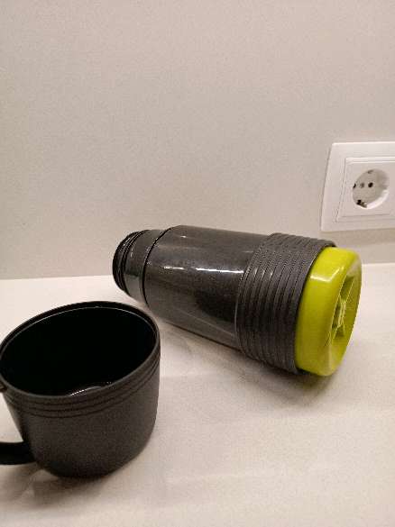 REGALO Botella de agua con taza  2