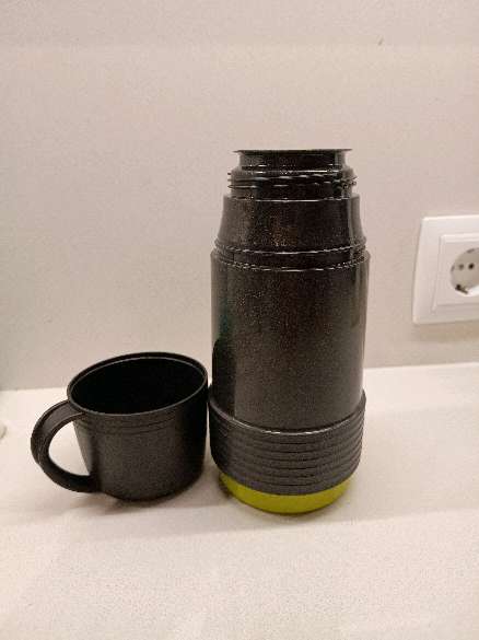 REGALO Botella de agua con taza 