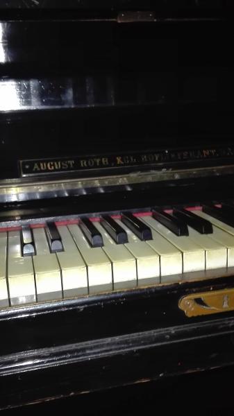 REGALO Piano antiguo de pared August Roth