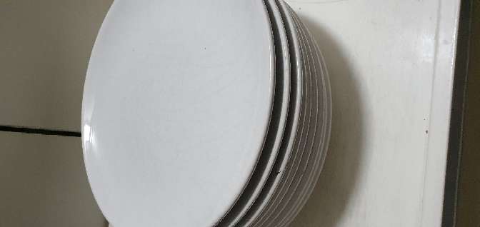 REGALO vajilla: 9 platos grandes, 12 medianos, dos recipientes, 4 tazas. REGALO vajilla: 9 platos grandes, 12 medianos, dos recipientes, 4 tazas.