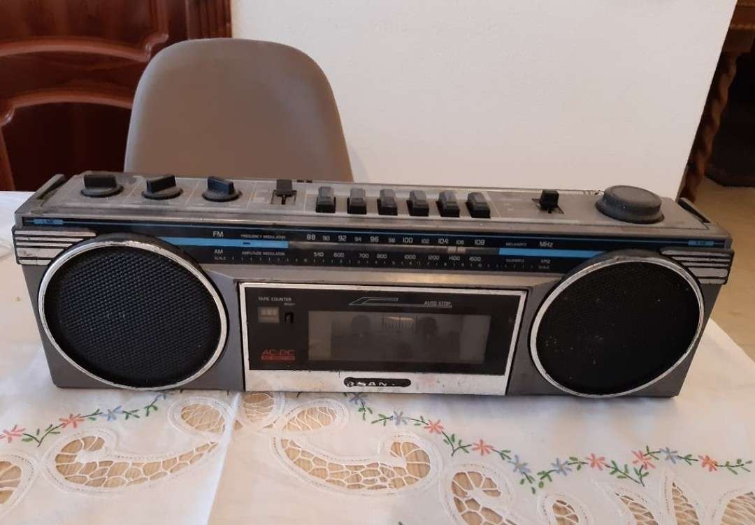 REGALO casette y radio antiguo